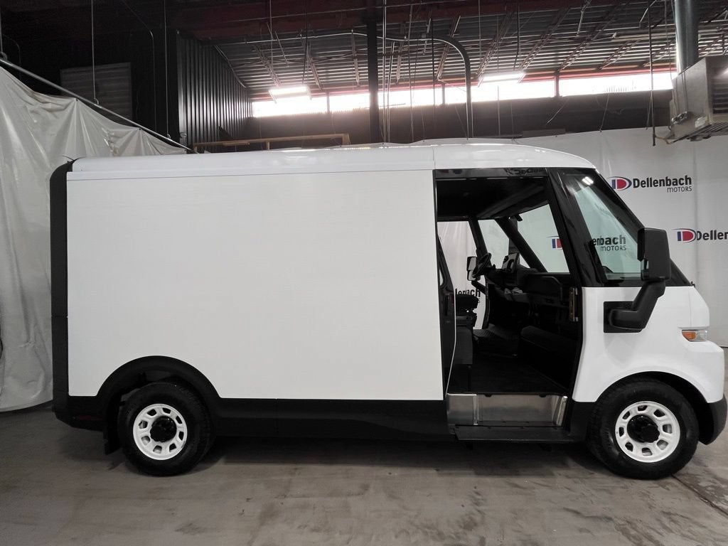 2024 BrightDrop Zevo 400 EJY in Oyster White — front three-quarter view